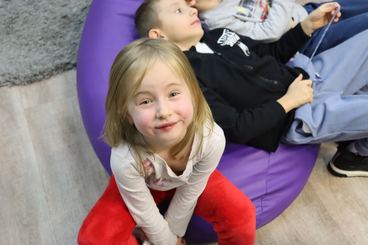Wieluń: Biblioteka Miejska zaprosiła dzieci na spotkanie z fotografem Piotrem Pabisiakiem